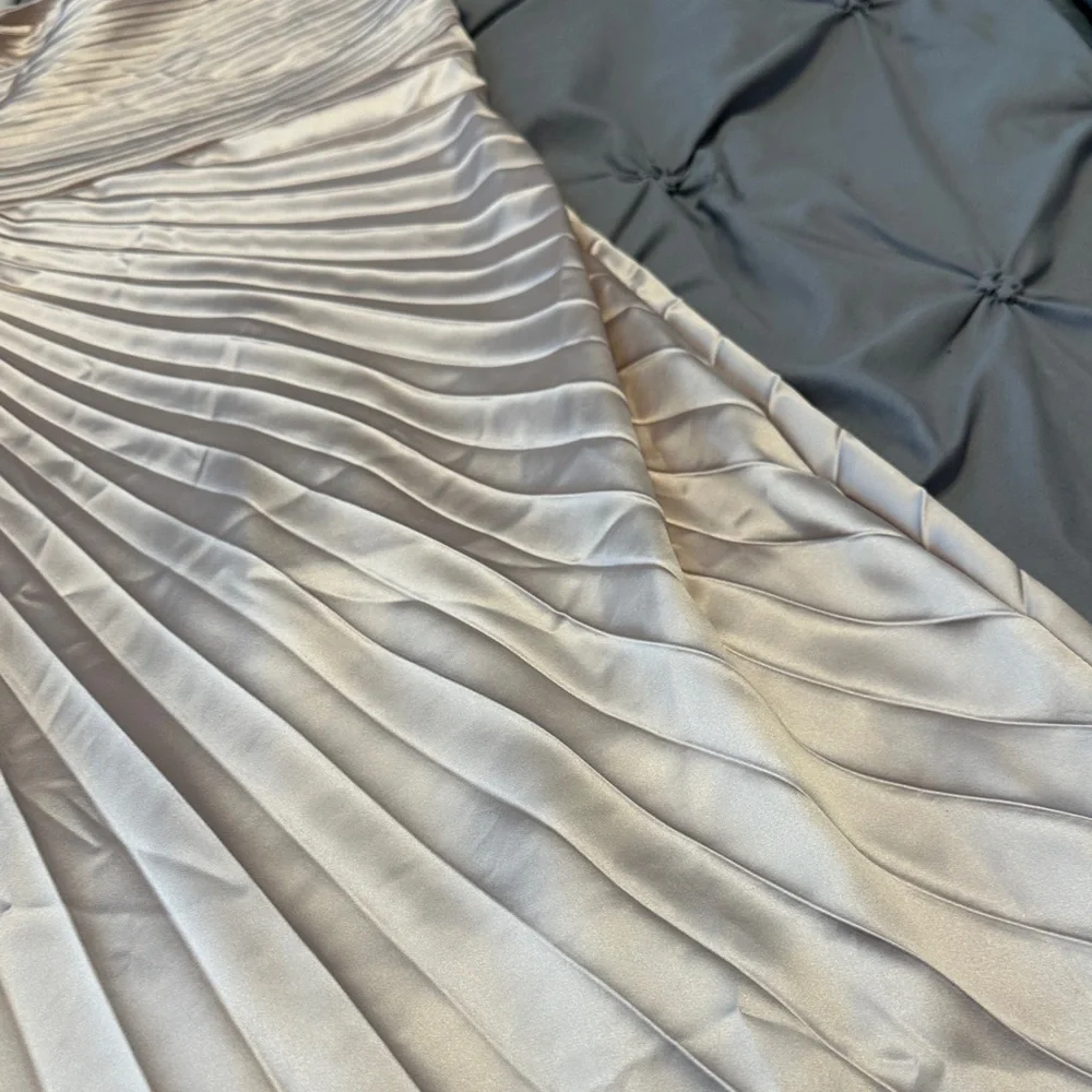 Elegant Satin Pleated champagne/gold dress - Picture 2 of 7